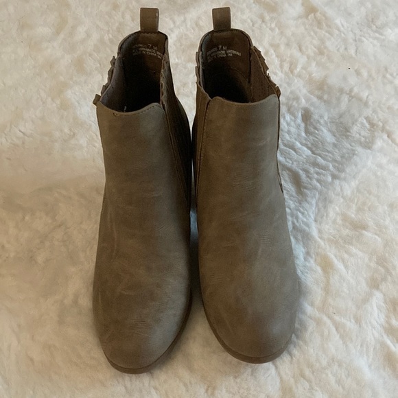 Madden Girl Dominicc Block Heel Booties, Size 7 - Picture 3 of 6